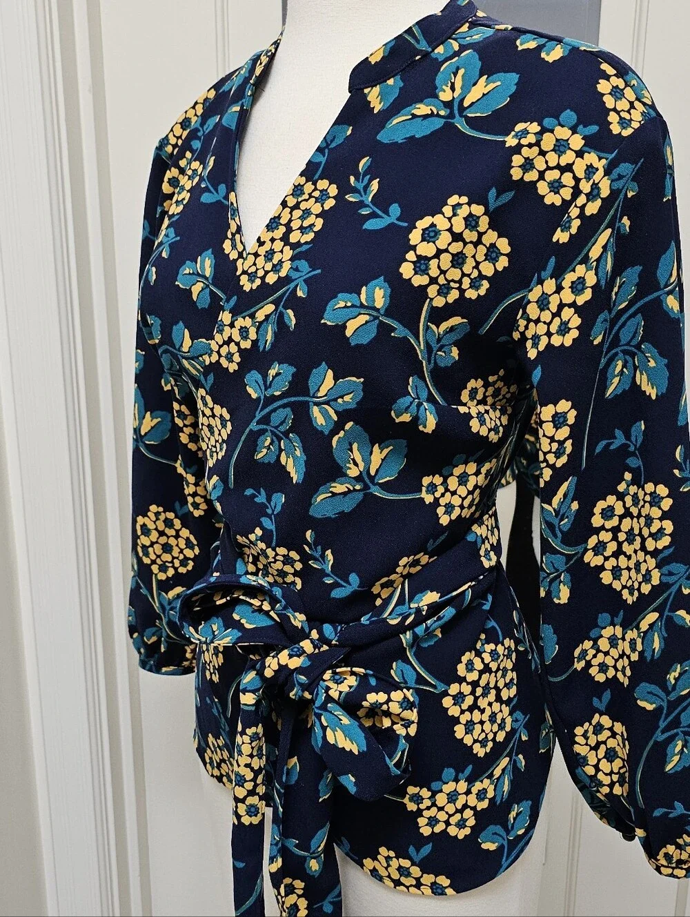 J. Crew Navy & Gold Floral Drape Crepe Wrap‎ Blouse Size Small #K0747